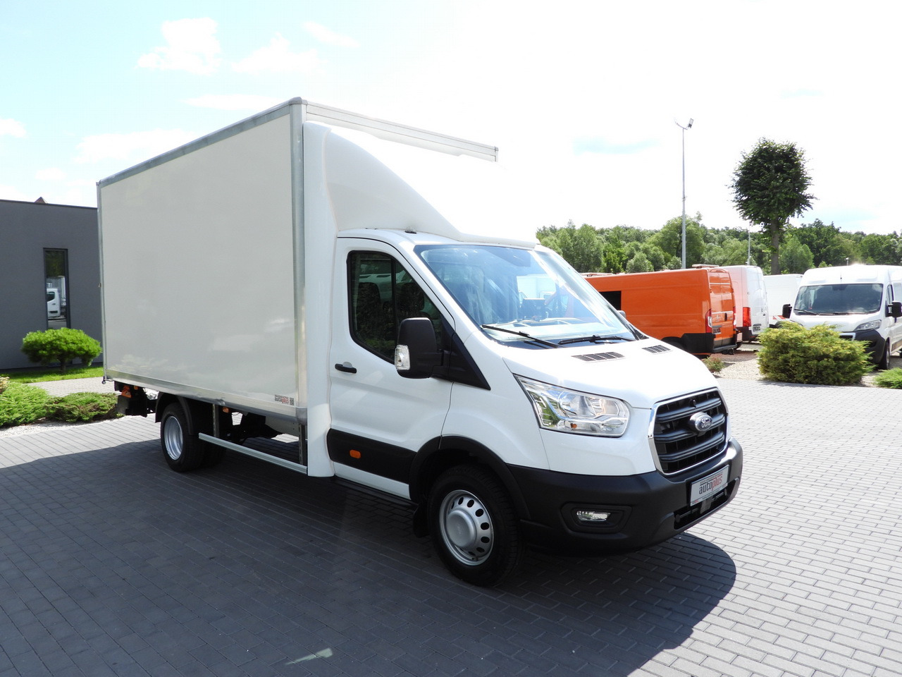 FORD TRANSIT BOX LIFT 8 PALLETS CRUISE CONTROL LED LIGHTS TWIN WHEELS AIR CONDITIONING 130HP - Dostavno vozilo z zabojnikom: slika 4 FORD TRANSIT BOX LIFT 8 PALLETS CRUISE CONTROL LED LIGHTS TWIN WHEELS AIR CONDITIONING 130HP - Dostavno vozilo z zabojnikom: slika 4