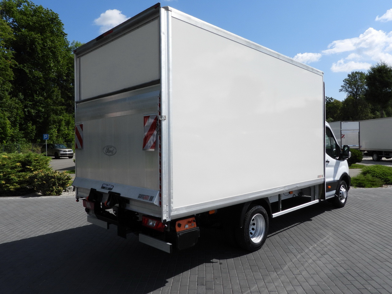 FORD TRANSIT BOX LIFT 8 PALLETS CRUISE CONTROL LED LIGHTS TWIN WHEELS AIR CONDITIONING 130HP - Dostavno vozilo z zabojnikom: slika 3 FORD TRANSIT BOX LIFT 8 PALLETS CRUISE CONTROL LED LIGHTS TWIN WHEELS AIR CONDITIONING 130HP - Dostavno vozilo z zabojnikom: slika 3