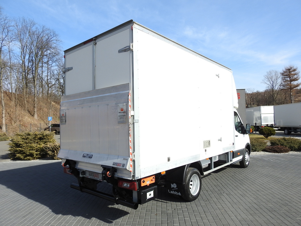 FORD TRANSIT BOX LIFT 8 PALLETS CRUISE CONTROL LED LIGHTS TWIN WHEELS AIR CONDITIONING 170HP - Dostavno vozilo z zabojnikom: slika 3 FORD TRANSIT BOX LIFT 8 PALLETS CRUISE CONTROL LED LIGHTS TWIN WHEELS AIR CONDITIONING 170HP - Dostavno vozilo z zabojnikom: slika 3