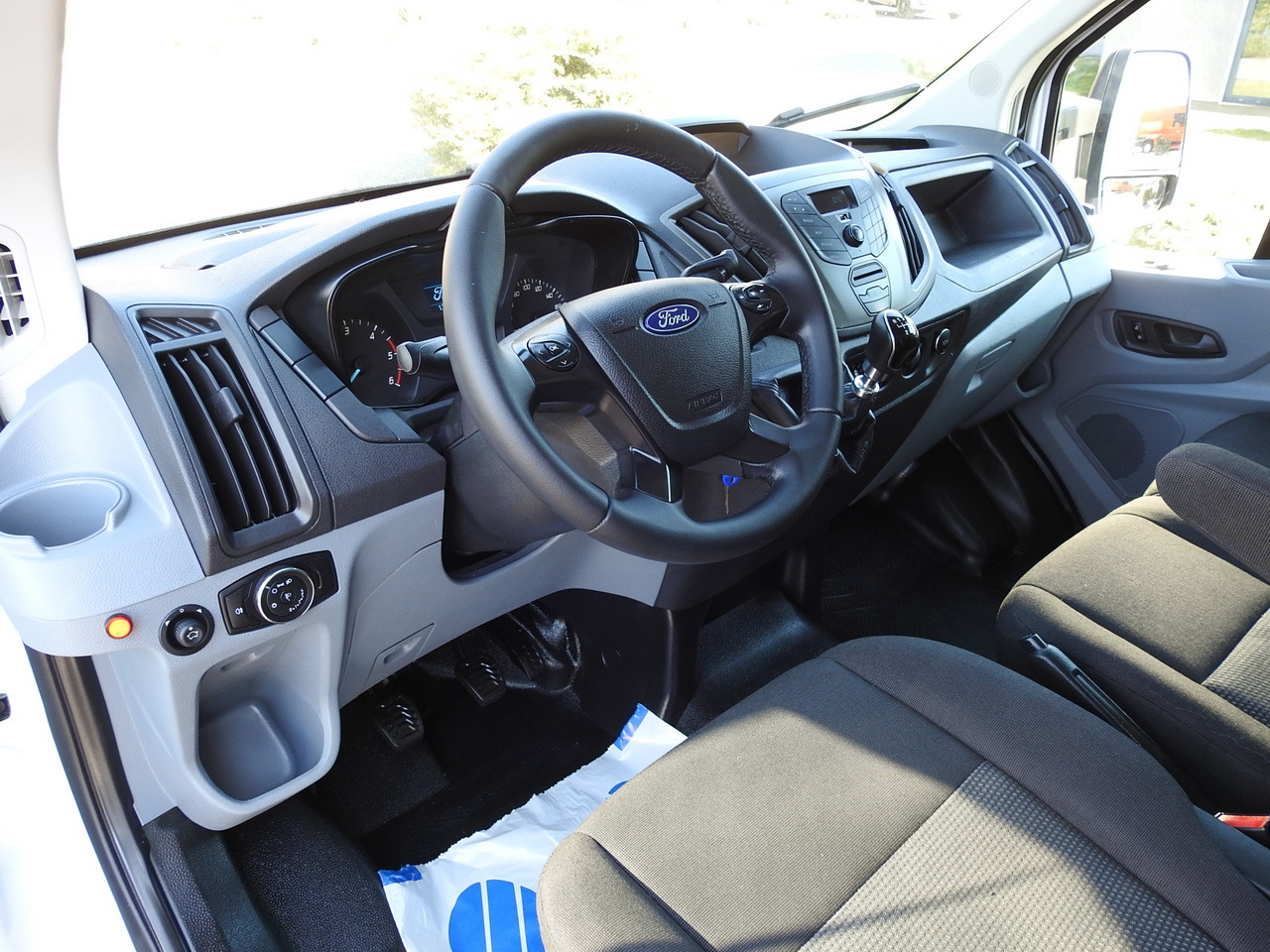 FORD TRANSIT BOX LIFT 8 PALLETS TWIN WHEELS AIR CONDITIONING 130HP - Dostavno vozilo z zabojnikom: slika 2 FORD TRANSIT BOX LIFT 8 PALLETS TWIN WHEELS AIR CONDITIONING 130HP - Dostavno vozilo z zabojnikom: slika 2