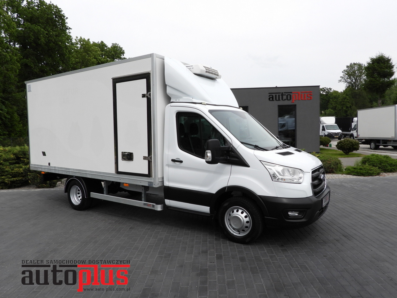 FORD TRANSIT BOX / REFRIGERATOR BOX 5*C / CRUISE CONTROL LED LIGHTS TWIN WHEELS AIR CONDITIONING 130HP - Dostavno vozilo z zabojnikom: slika 1 FORD TRANSIT BOX / REFRIGERATOR BOX 5*C / CRUISE CONTROL LED LIGHTS TWIN WHEELS AIR CONDITIONING 130HP - Dostavno vozilo z zabojnikom: slika 1