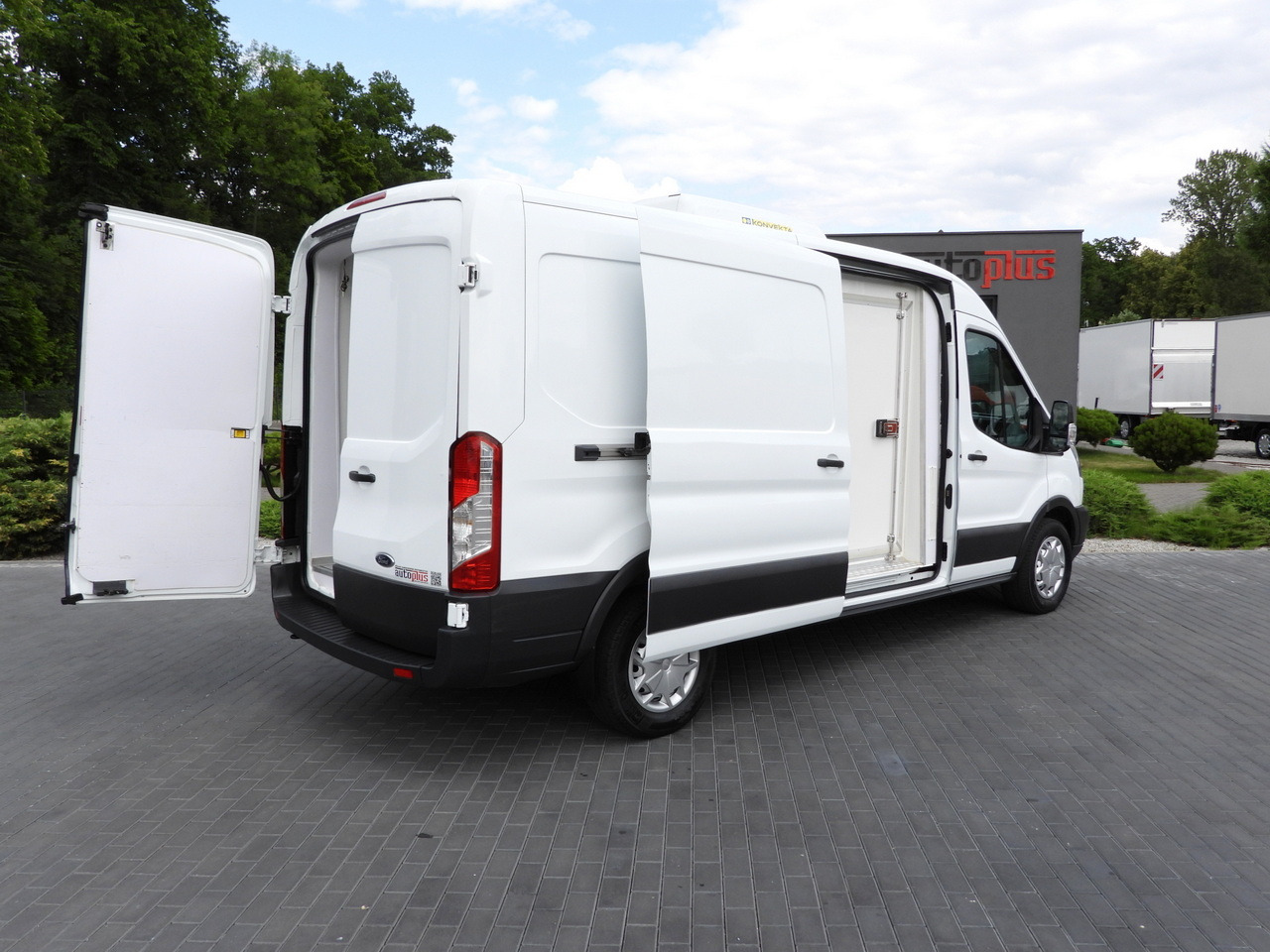 FORD TRANSIT REFRIGERATOR VAN 5*C AIR CONDITIONING 105HP - Hladilno vozilo: slika 3 FORD TRANSIT REFRIGERATOR VAN 5*C AIR CONDITIONING 105HP - Hladilno vozilo: slika 3