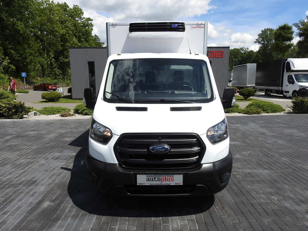 FORD TRANSIT REGRIGERATOR BOX 0*C POWER SUPPLY 230V CRUISE CONTROL AIR CONDITIONING TWIN WHEELS 170HP - Hladilno vozilo: slika 5 FORD TRANSIT REGRIGERATOR BOX 0*C POWER SUPPLY 230V CRUISE CONTROL AIR CONDITIONING TWIN WHEELS 170HP - Hladilno vozilo: slika 5