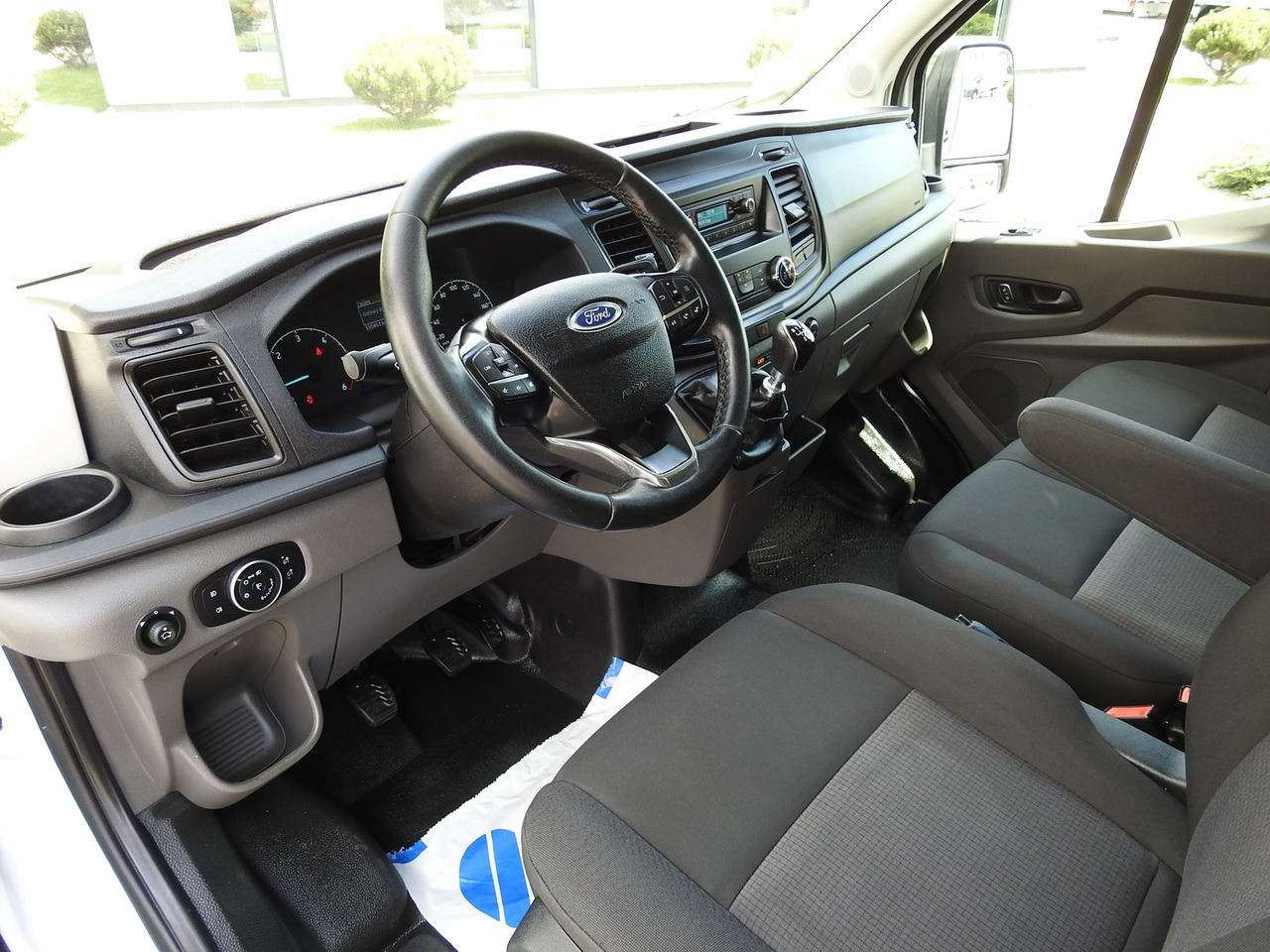 FORD TRANSIT REGRIGERATOR BOX 0*C POWER SUPPLY 230V CRUISE CONTROL AIR CONDITIONING TWIN WHEELS 170HP - Hladilno vozilo: slika 2 FORD TRANSIT REGRIGERATOR BOX 0*C POWER SUPPLY 230V CRUISE CONTROL AIR CONDITIONING TWIN WHEELS 170HP - Hladilno vozilo: slika 2