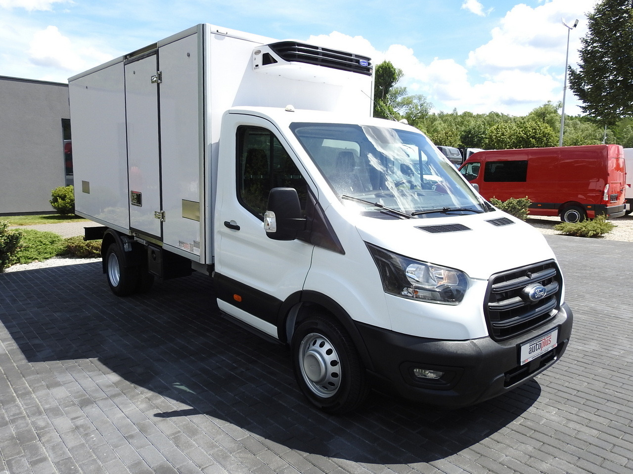 FORD TRANSIT REGRIGERATOR BOX 0*C POWER SUPPLY 230V CRUISE CONTROL AIR CONDITIONING TWIN WHEELS 170HP - Hladilno vozilo: slika 4 FORD TRANSIT REGRIGERATOR BOX 0*C POWER SUPPLY 230V CRUISE CONTROL AIR CONDITIONING TWIN WHEELS 170HP - Hladilno vozilo: slika 4