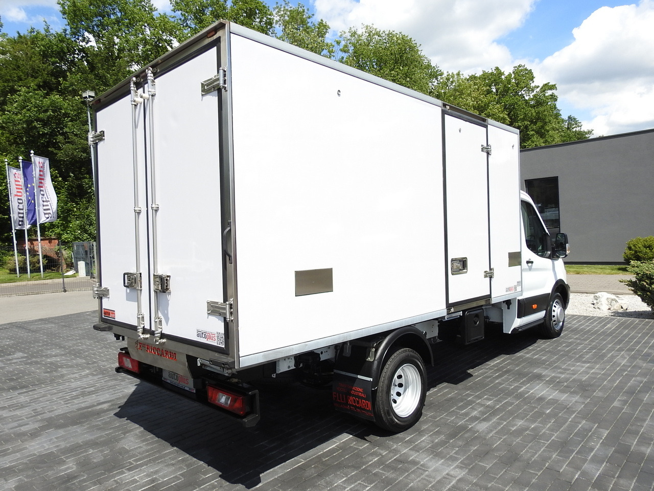 FORD TRANSIT REGRIGERATOR BOX 0*C POWER SUPPLY 230V CRUISE CONTROL AIR CONDITIONING TWIN WHEELS 170HP - Hladilno vozilo: slika 3 FORD TRANSIT REGRIGERATOR BOX 0*C POWER SUPPLY 230V CRUISE CONTROL AIR CONDITIONING TWIN WHEELS 170HP - Hladilno vozilo: slika 3