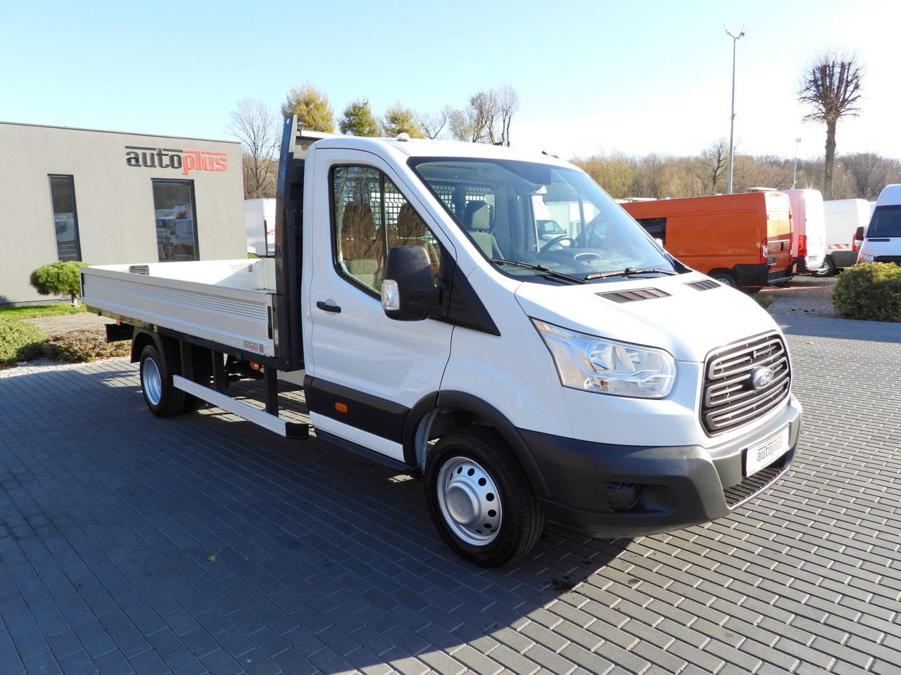 FORD TRANSIT STAKE BODY 8 PALLETS TWIN WHEELS AIR CONDITIONING 155HP - Dostavno vozilo s kesonom: slika 4 FORD TRANSIT STAKE BODY 8 PALLETS TWIN WHEELS AIR CONDITIONING 155HP - Dostavno vozilo s kesonom: slika 4