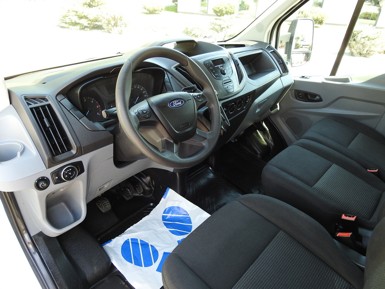 FORD TRANSIT STAKE BODY DOUBLE CABIN DOKA 7 SEATS AIR CONDITIONING 130HP - Dostavno vozilo z dvojno kabino: slika 2 FORD TRANSIT STAKE BODY DOUBLE CABIN DOKA 7 SEATS AIR CONDITIONING 130HP - Dostavno vozilo z dvojno kabino: slika 2