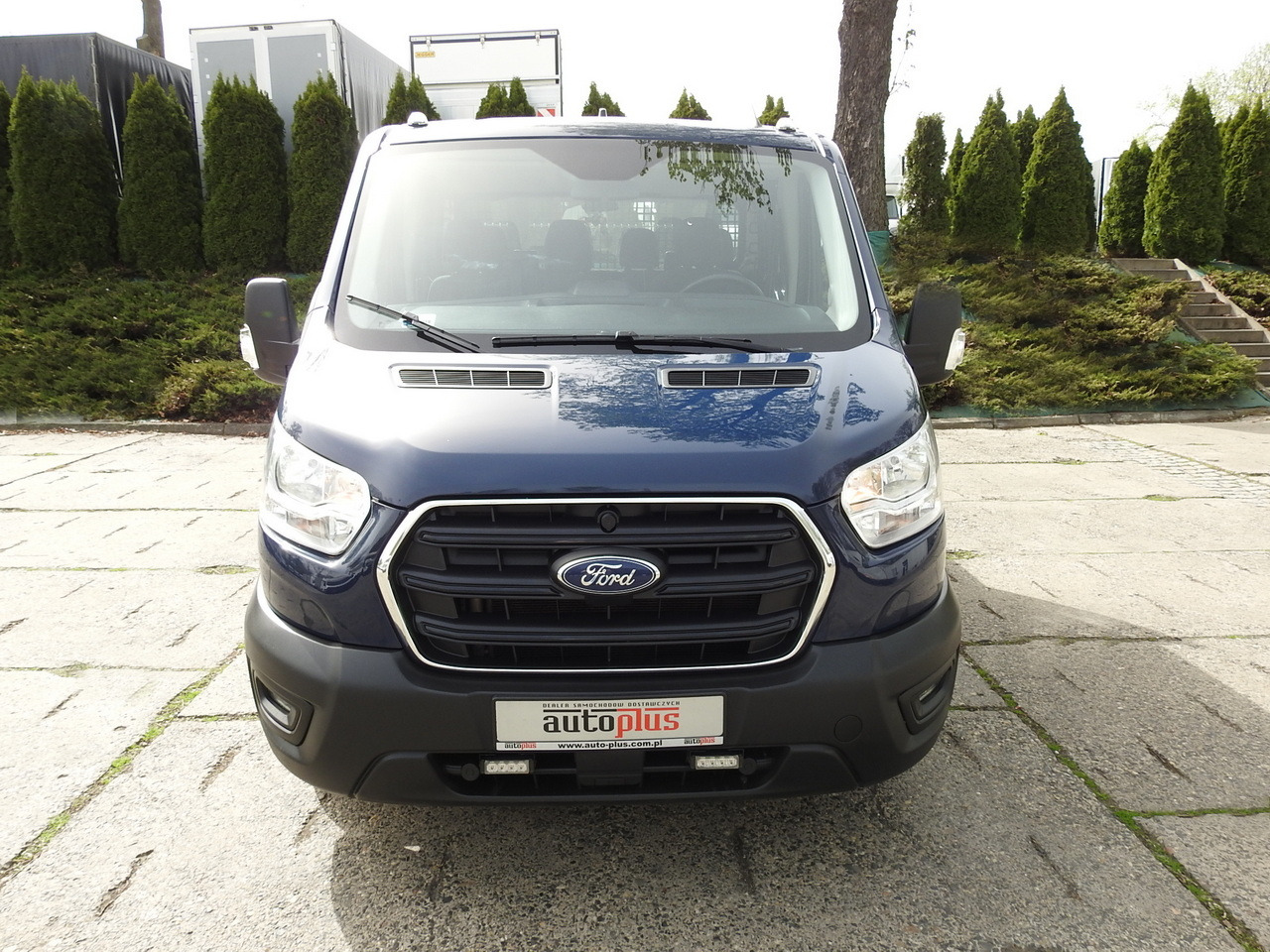 FORD TRANSIT STAKE BODY DOUBLE CABIN DOKA 7 SEATS CRUISE CONTROL AIR CONDITIONING LED LIGHTS 130HP - Dostavno vozilo z dvojno kabino: slika 5 FORD TRANSIT STAKE BODY DOUBLE CABIN DOKA 7 SEATS CRUISE CONTROL AIR CONDITIONING LED LIGHTS 130HP - Dostavno vozilo z dvojno kabino: slika 5