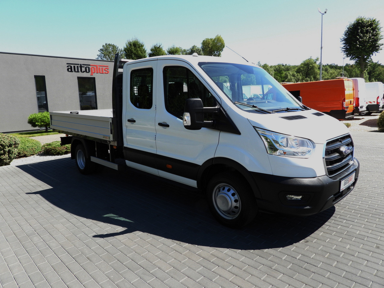 FORD TRANSIT STAKE BODY DOUBLE CABIN DOKA 7 SEATS TWIN WHEELS AIR CONDITIONING 130HP - Dostavno vozilo s kesonom: slika 4 FORD TRANSIT STAKE BODY DOUBLE CABIN DOKA 7 SEATS TWIN WHEELS AIR CONDITIONING 130HP - Dostavno vozilo s kesonom: slika 4