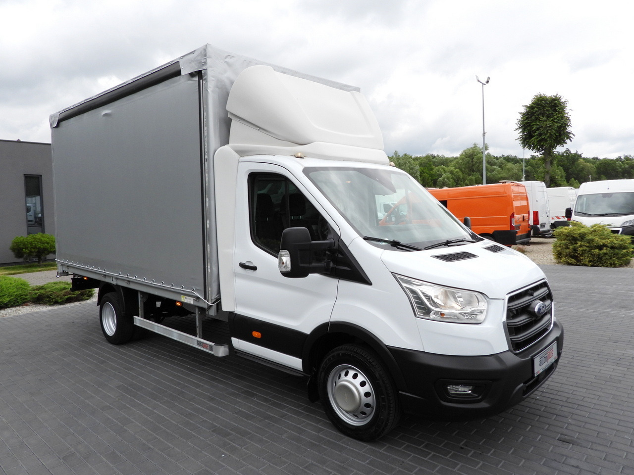 FORD TRANSIT TARPAULIN 8 PALLETS CRUISE CONTROL LED LIGHTS TWIN WHEELS AIR CONDITIONING 130HP - Dostavno vozilo s ponjavo: slika 4 FORD TRANSIT TARPAULIN 8 PALLETS CRUISE CONTROL LED LIGHTS TWIN WHEELS AIR CONDITIONING 130HP - Dostavno vozilo s ponjavo: slika 4