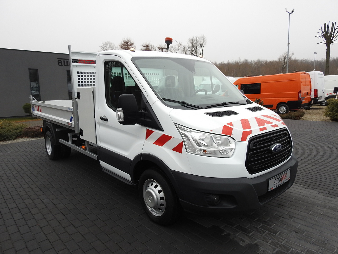 FORD TRANSIT TIPPER CRUISE CONTROL AIR CONDITIONING TWIN WHEELS 170HP - Dostavno vozilo prekucnik: slika 4 FORD TRANSIT TIPPER CRUISE CONTROL AIR CONDITIONING TWIN WHEELS 170HP - Dostavno vozilo prekucnik: slika 4