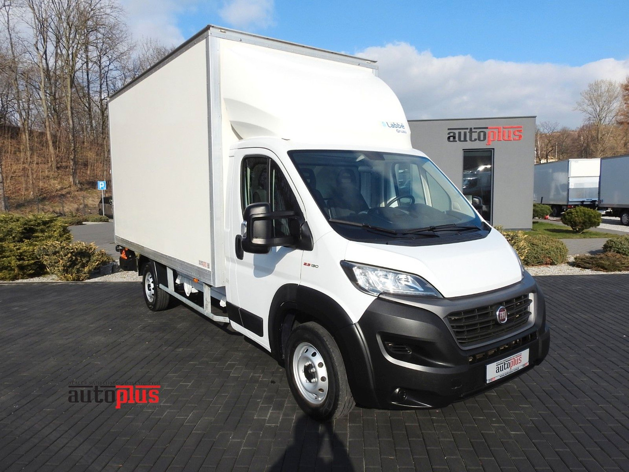Fiat DUCATO KOFFER AUFZUG 8 PALETTEN TEMPOMAT NAVI - Dostavno vozilo z zabojnikom: slika 1 Fiat DUCATO KOFFER AUFZUG 8 PALETTEN TEMPOMAT NAVI - Dostavno vozilo z zabojnikom: slika 1