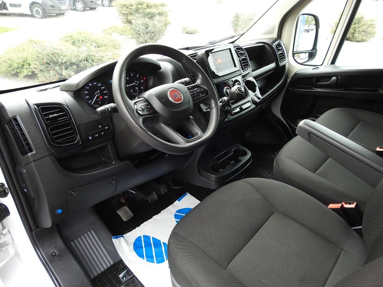 Fiat DUCATO PRITSCHE PLANE 10 PALETTEN WEBASTO A/C - Dostavno vozilo s ponjavo: slika 2 Fiat DUCATO PRITSCHE PLANE 10 PALETTEN WEBASTO A/C - Dostavno vozilo s ponjavo: slika 2