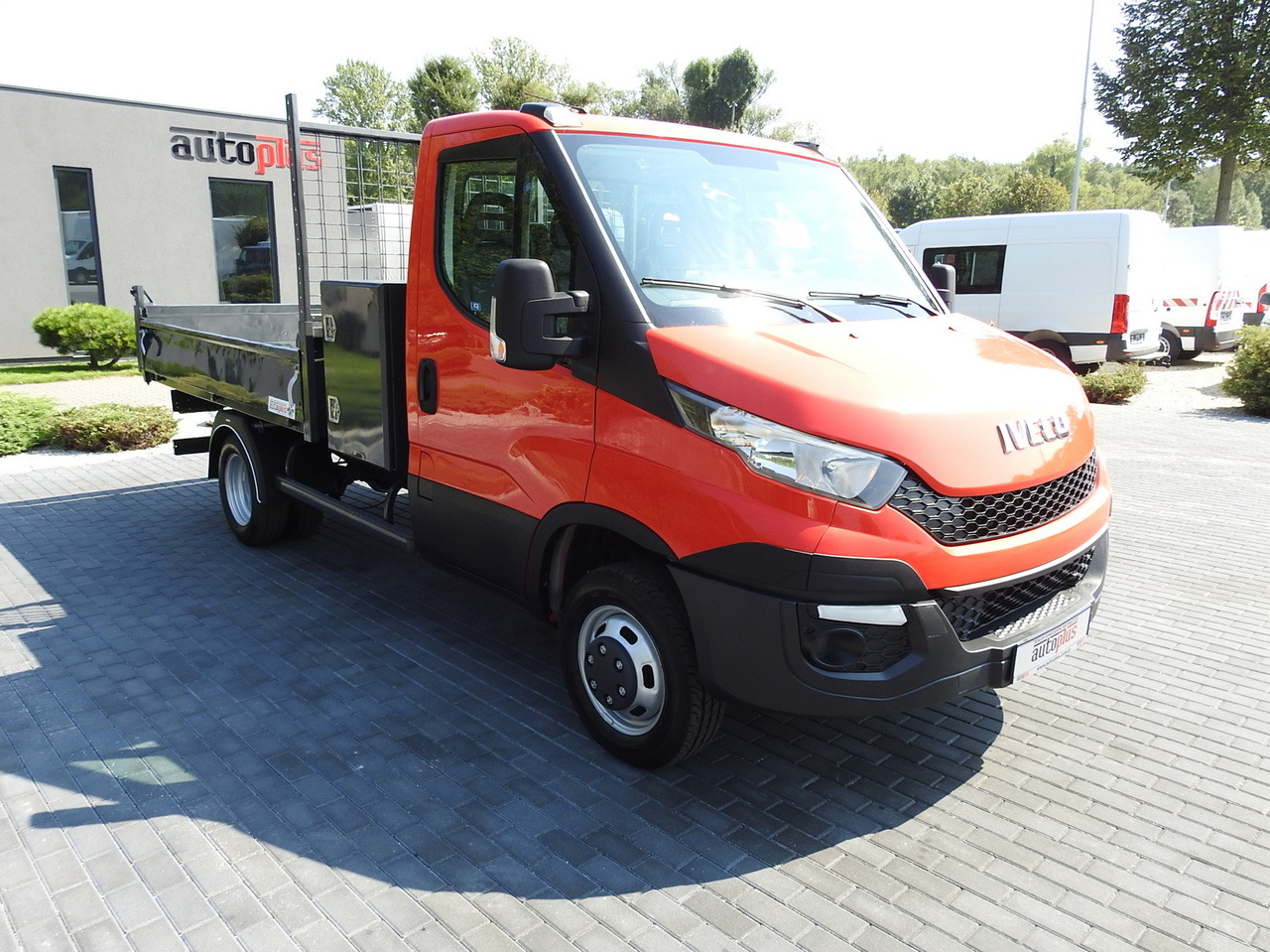 IVECO DAILY 35C13 TIPPER CRUISE CONTROL AIR CONDITIONING TWIN WHEELS 130HP - Dostavno vozilo prekucnik: slika 4 IVECO DAILY 35C13 TIPPER CRUISE CONTROL AIR CONDITIONING TWIN WHEELS 130HP - Dostavno vozilo prekucnik: slika 4