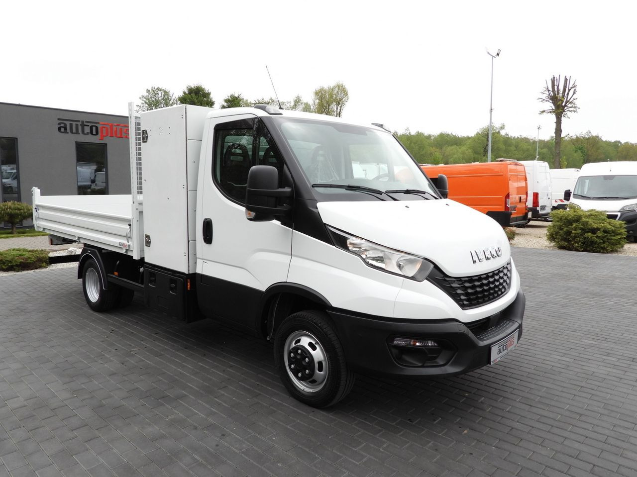 IVECO DAILY 35C14 TIPPER CRUISE CONTROL TWIN WHEELS  140HP - Dostavno vozilo prekucnik: slika 4 IVECO DAILY 35C14 TIPPER CRUISE CONTROL TWIN WHEELS  140HP - Dostavno vozilo prekucnik: slika 4