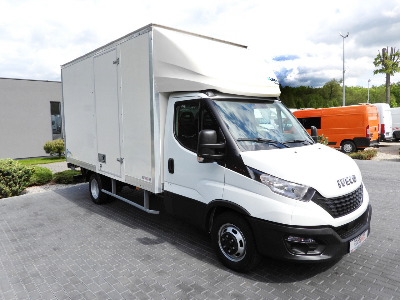 IVECO DAILY 35C16 BOX LIFT 8 PALLETS CRUISE CONTROL TWIN WHEELS AIR CONDITIONING  160HP - Dostavno vozilo z zabojnikom: slika 4 IVECO DAILY 35C16 BOX LIFT 8 PALLETS CRUISE CONTROL TWIN WHEELS AIR CONDITIONING  160HP - Dostavno vozilo z zabojnikom: slika 4