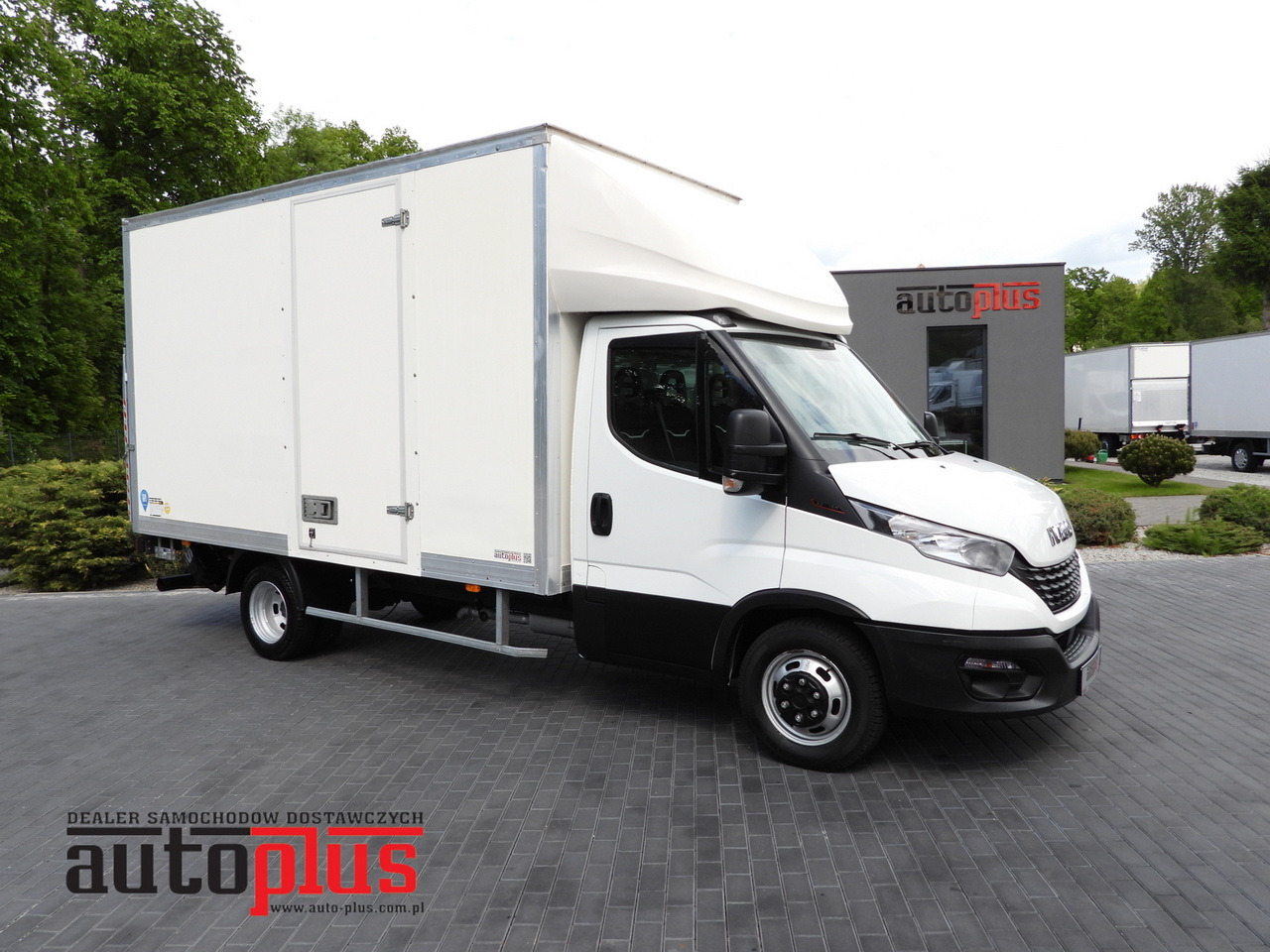 IVECO DAILY 35C16 BOX LIFT 8 PALLETS CRUISE CONTROL TWIN WHEELS AIR CONDITIONING  160HP - Dostavno vozilo z zabojnikom: slika 1 IVECO DAILY 35C16 BOX LIFT 8 PALLETS CRUISE CONTROL TWIN WHEELS AIR CONDITIONING  160HP - Dostavno vozilo z zabojnikom: slika 1