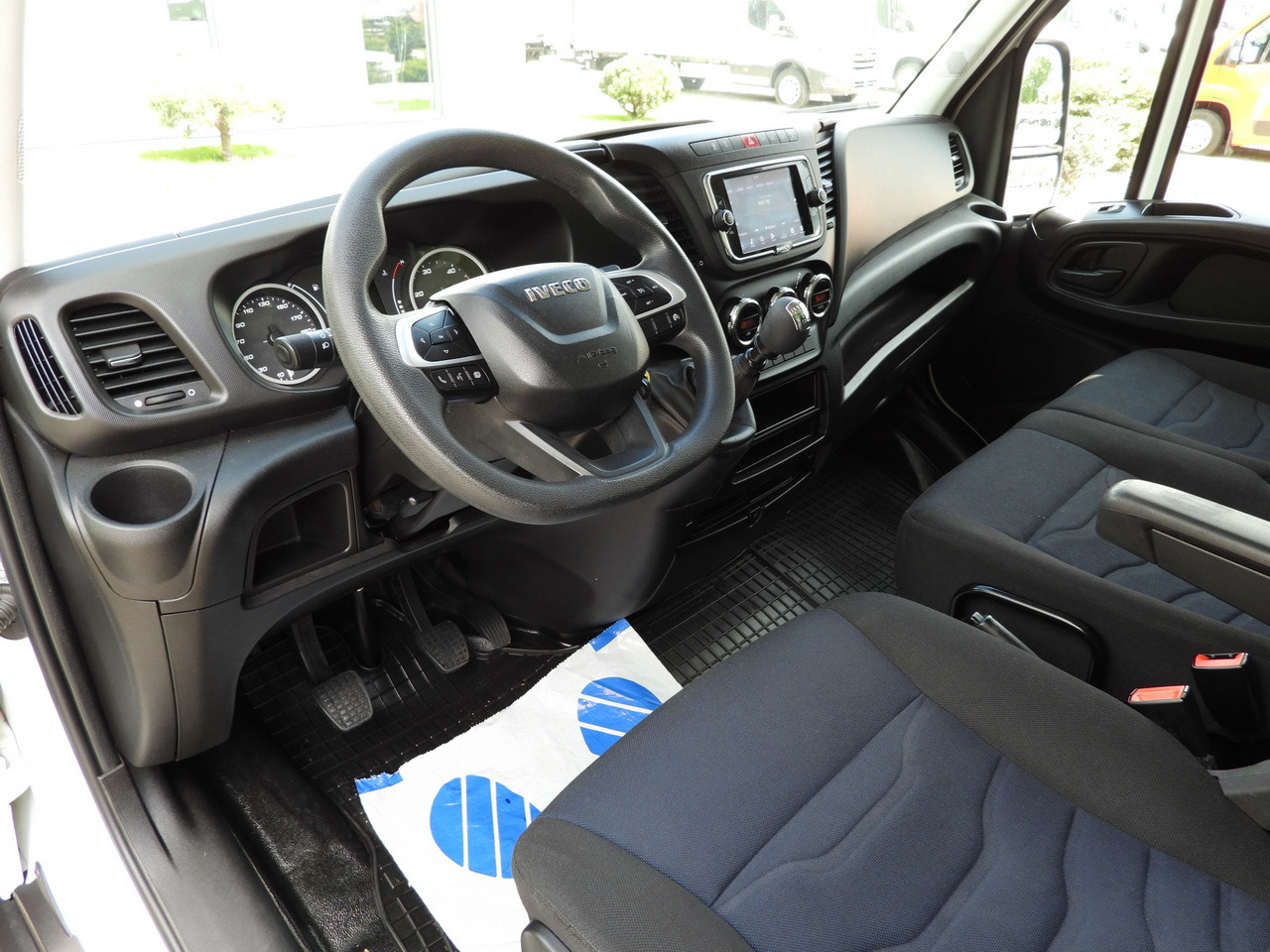 IVECO DAILY 35C16 BOX LIFT 8 PALLETS CRUISE CONTROL TWIN WHEELS AIR CONDITIONING 160HP - Dostavno vozilo z zabojnikom: slika 2 IVECO DAILY 35C16 BOX LIFT 8 PALLETS CRUISE CONTROL TWIN WHEELS AIR CONDITIONING 160HP - Dostavno vozilo z zabojnikom: slika 2