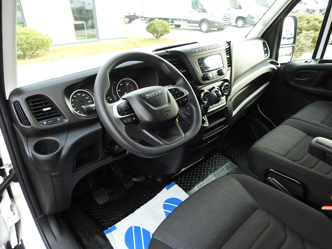 IVECO DAILY 35C16 BOX LIFT 8 PALLETS CRUISE CONTROL TWIN WHEELS AIR CONDITIONING 160HP - Dostavno vozilo z zabojnikom: slika 2 IVECO DAILY 35C16 BOX LIFT 8 PALLETS CRUISE CONTROL TWIN WHEELS AIR CONDITIONING 160HP - Dostavno vozilo z zabojnikom: slika 2