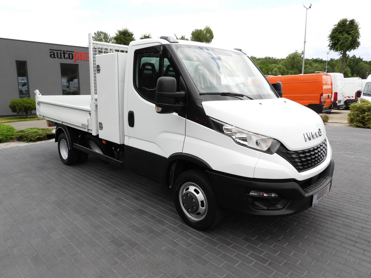 IVECO DAILY 35C16 TIPPER CRUISE CONTROL TWIN WHEELS AIR CONDITIONING 160HP - Dostavno vozilo prekucnik: slika 4 IVECO DAILY 35C16 TIPPER CRUISE CONTROL TWIN WHEELS AIR CONDITIONING 160HP - Dostavno vozilo prekucnik: slika 4