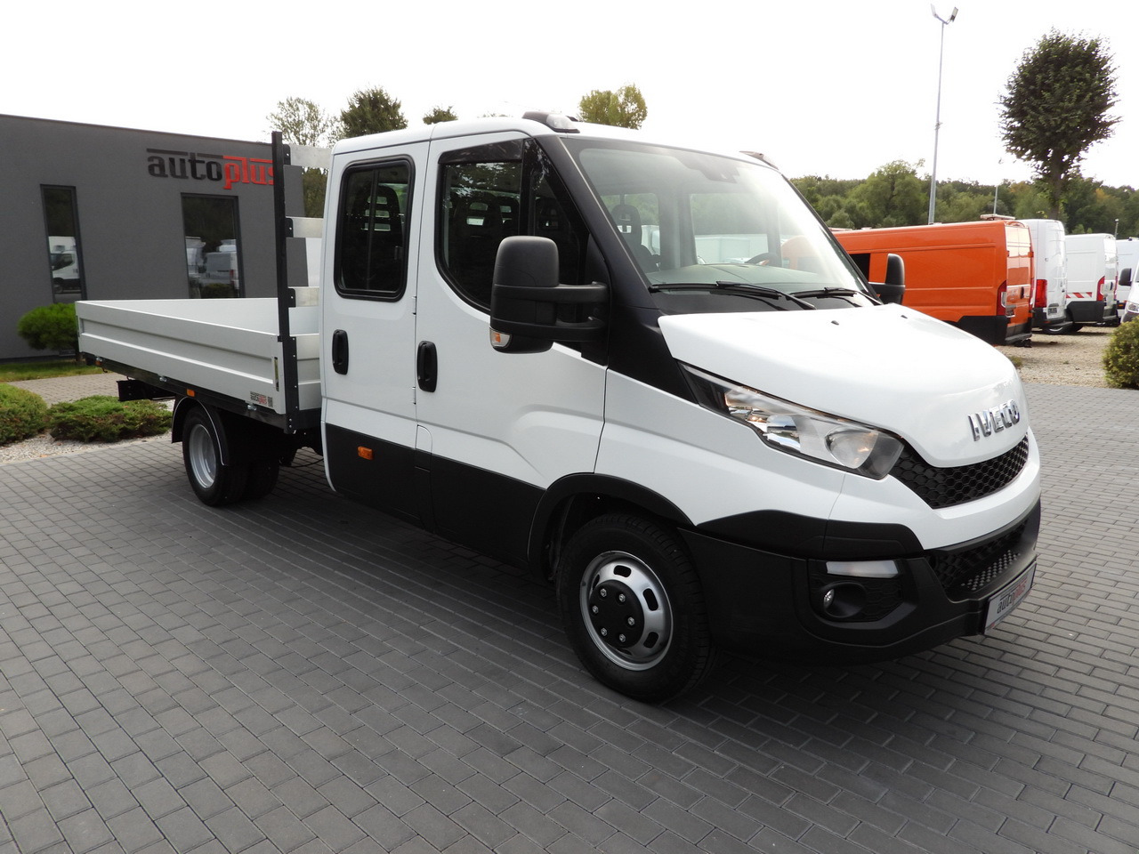 IVECO DAILY 35C17 STAKE BODY DOUBLE CABIN DOKA 7 SEATS CRUISE CONTROL TWIN WHEELS AIR CONDITIONING 170HP - Dostavno vozilo z dvojno kabino: slika 4 IVECO DAILY 35C17 STAKE BODY DOUBLE CABIN DOKA 7 SEATS CRUISE CONTROL TWIN WHEELS AIR CONDITIONING 170HP - Dostavno vozilo z dvojno kabino: slika 4