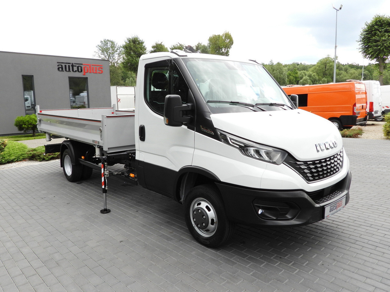 IVECO DAILY 35C18 THREE-WAY TIPPER 3 HDS SEATS CRUISE CONTROL LED LIGHTS AUTOMATIC TRANSMISSION HI-MATIC TWIN WHEELS AIR CONDITIONING 180HP - Dostavno vozilo prekucnik: slika 4 IVECO DAILY 35C18 THREE-WAY TIPPER 3 HDS SEATS CRUISE CONTROL LED LIGHTS AUTOMATIC TRANSMISSION HI-MATIC TWIN WHEELS AIR CONDITIONING 180HP - Dostavno vozilo prekucnik: slika 4