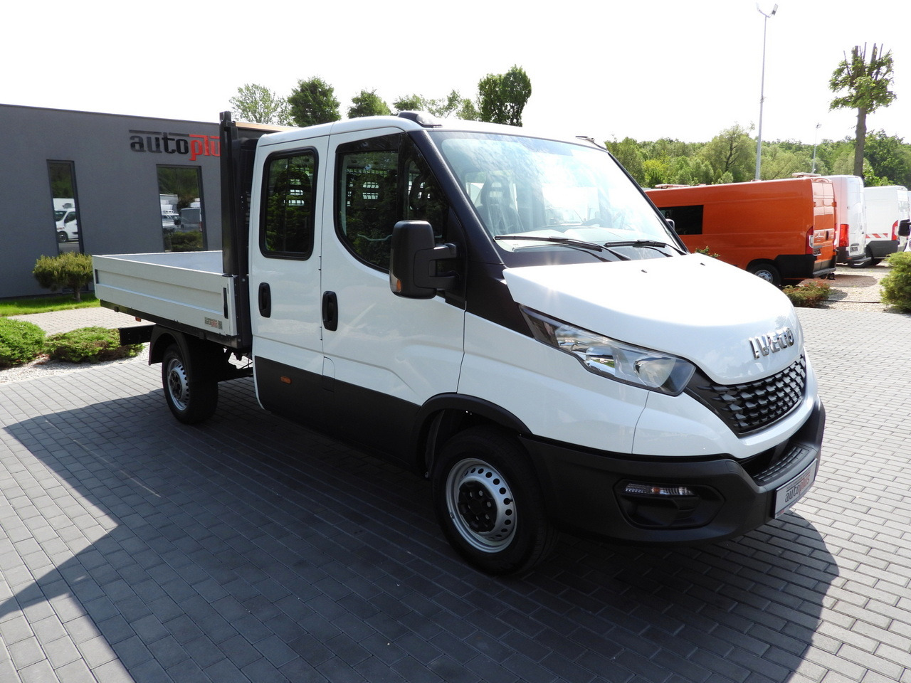 IVECO DAILY 35S12 STAKE BODY DOUBLE CABIN DOKA 7 SEATS AIR CONDITIONING 120HP - Dostavno vozilo z dvojno kabino: slika 4 IVECO DAILY 35S12 STAKE BODY DOUBLE CABIN DOKA 7 SEATS AIR CONDITIONING 120HP - Dostavno vozilo z dvojno kabino: slika 4