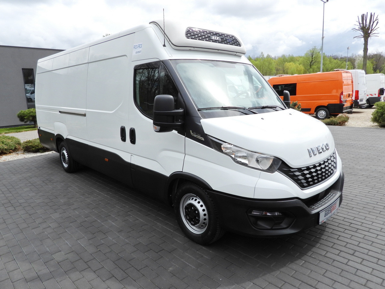 IVECO DAILY 35S14 REFRIGERATOR VAN 0*C POWER SUPPLY 230V CRUISE CONTROL AUTOMATIC TRANSMISSION HI-MATIC AIR CONDITIONING 140HP - Hladilno vozilo: slika 4 IVECO DAILY 35S14 REFRIGERATOR VAN 0*C POWER SUPPLY 230V CRUISE CONTROL AUTOMATIC TRANSMISSION HI-MATIC AIR CONDITIONING 140HP - Hladilno vozilo: slika 4