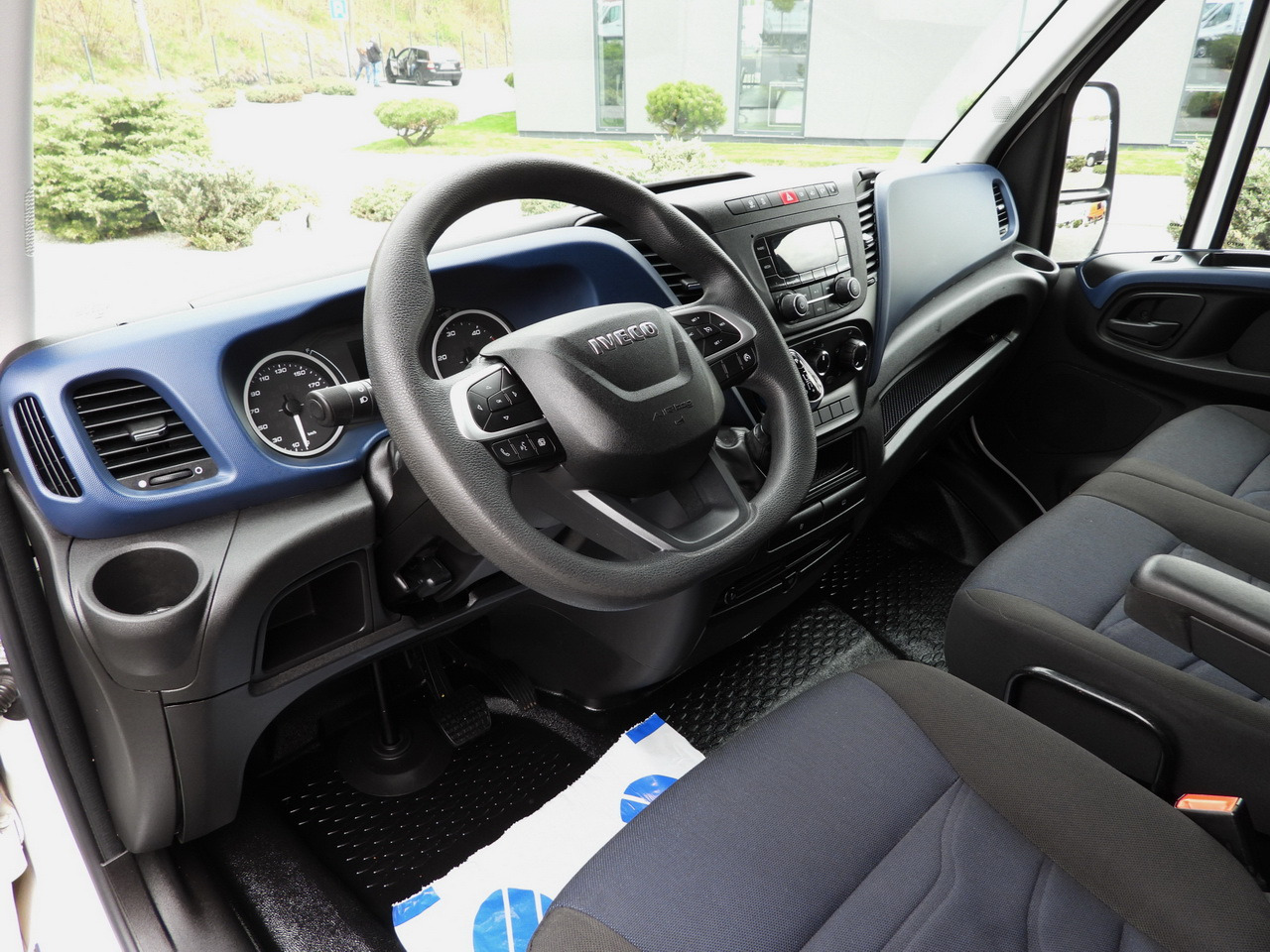 IVECO DAILY 35S14 REFRIGERATOR VAN 0*C POWER SUPPLY 230V CRUISE CONTROL AUTOMATIC TRANSMISSION HI-MATIC AIR CONDITIONING 140HP - Hladilno vozilo: slika 2 IVECO DAILY 35S14 REFRIGERATOR VAN 0*C POWER SUPPLY 230V CRUISE CONTROL AUTOMATIC TRANSMISSION HI-MATIC AIR CONDITIONING 140HP - Hladilno vozilo: slika 2