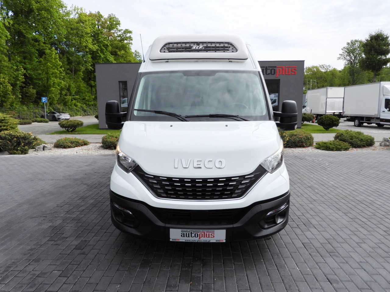 IVECO DAILY 35S14 REFRIGERATOR VAN -10*C POWER SUPPLY 230V CRUISE CONTROL AUTOMATIC TRANSMISSION HI-MATIC AIR CONDITIONING 140HP - Hladilno vozilo: slika 5 IVECO DAILY 35S14 REFRIGERATOR VAN -10*C POWER SUPPLY 230V CRUISE CONTROL AUTOMATIC TRANSMISSION HI-MATIC AIR CONDITIONING 140HP - Hladilno vozilo: slika 5