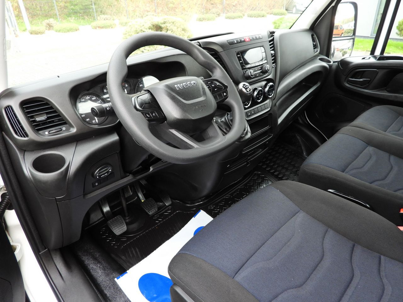 IVECO DAILY 35S14 STAKE BODY 8 PALLETS CRUISE CONTROL AIR CONDITIONING 140HP - Dostavno vozilo s kesonom: slika 2 IVECO DAILY 35S14 STAKE BODY 8 PALLETS CRUISE CONTROL AIR CONDITIONING 140HP - Dostavno vozilo s kesonom: slika 2