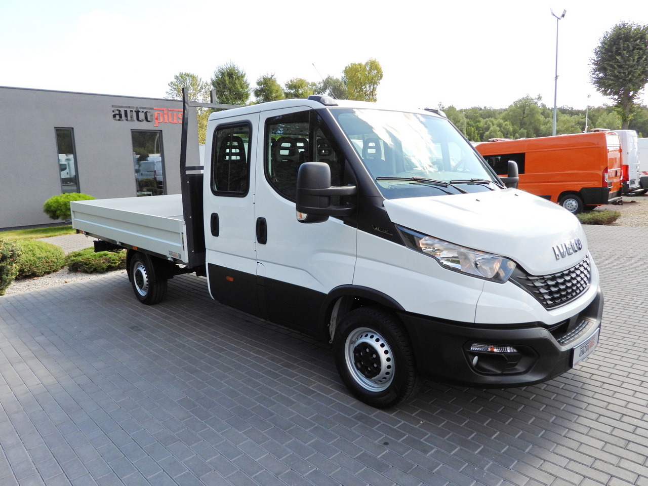 IVECO DAILY 35S14 STAKE BODY DOUBLE CABIN DOKA 7 SEATS CRUISE CONTROL AIR CONDITIONING 135HP - Dostavno vozilo s kesonom: slika 4 IVECO DAILY 35S14 STAKE BODY DOUBLE CABIN DOKA 7 SEATS CRUISE CONTROL AIR CONDITIONING 135HP - Dostavno vozilo s kesonom: slika 4