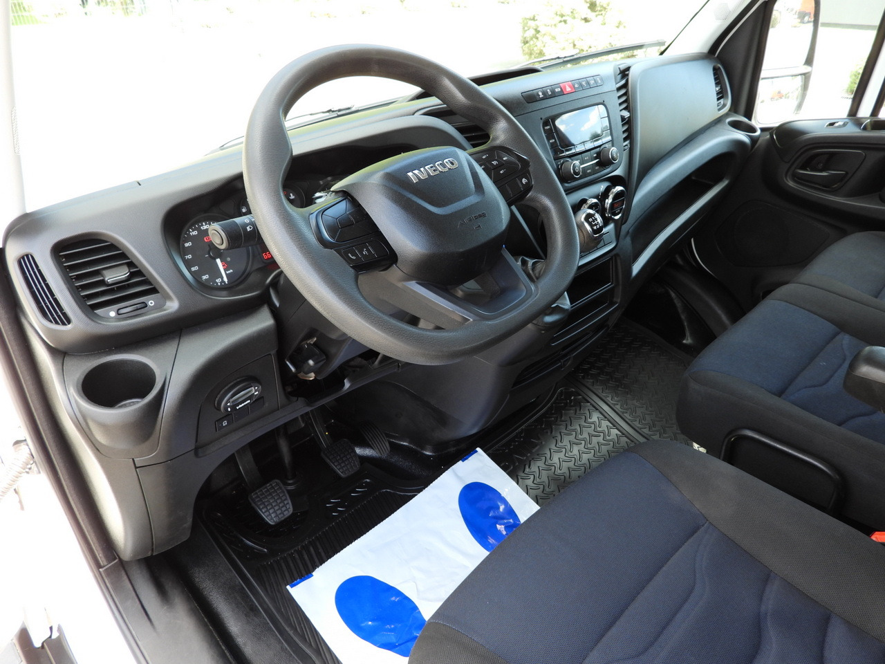 IVECO DAILY 35S14 STAKE BODY DOUBLE CABIN DOKA 7 SEATS CRUISE CONTROL AIR CONDITIONING 135HP - Dostavno vozilo s kesonom: slika 2 IVECO DAILY 35S14 STAKE BODY DOUBLE CABIN DOKA 7 SEATS CRUISE CONTROL AIR CONDITIONING 135HP - Dostavno vozilo s kesonom: slika 2