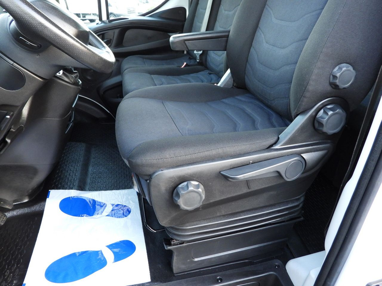 IVECO DAILY 35S14 STAKE BODY DOUBLE CABIN DOKA 7 SEATS CRUISE CONTROL AIR CONDITIONING 140HP lizing IVECO DAILY 35S14 STAKE BODY DOUBLE CABIN DOKA 7 SEATS CRUISE CONTROL AIR CONDITIONING 140HP: slika 20 IVECO DAILY 35S14 STAKE BODY DOUBLE CABIN DOKA 7 SEATS CRUISE CONTROL AIR CONDITIONING 140HP lizing IVECO DAILY 35S14 STAKE BODY DOUBLE CABIN DOKA 7 SEATS CRUISE CONTROL AIR CONDITIONING 140HP: slika 20