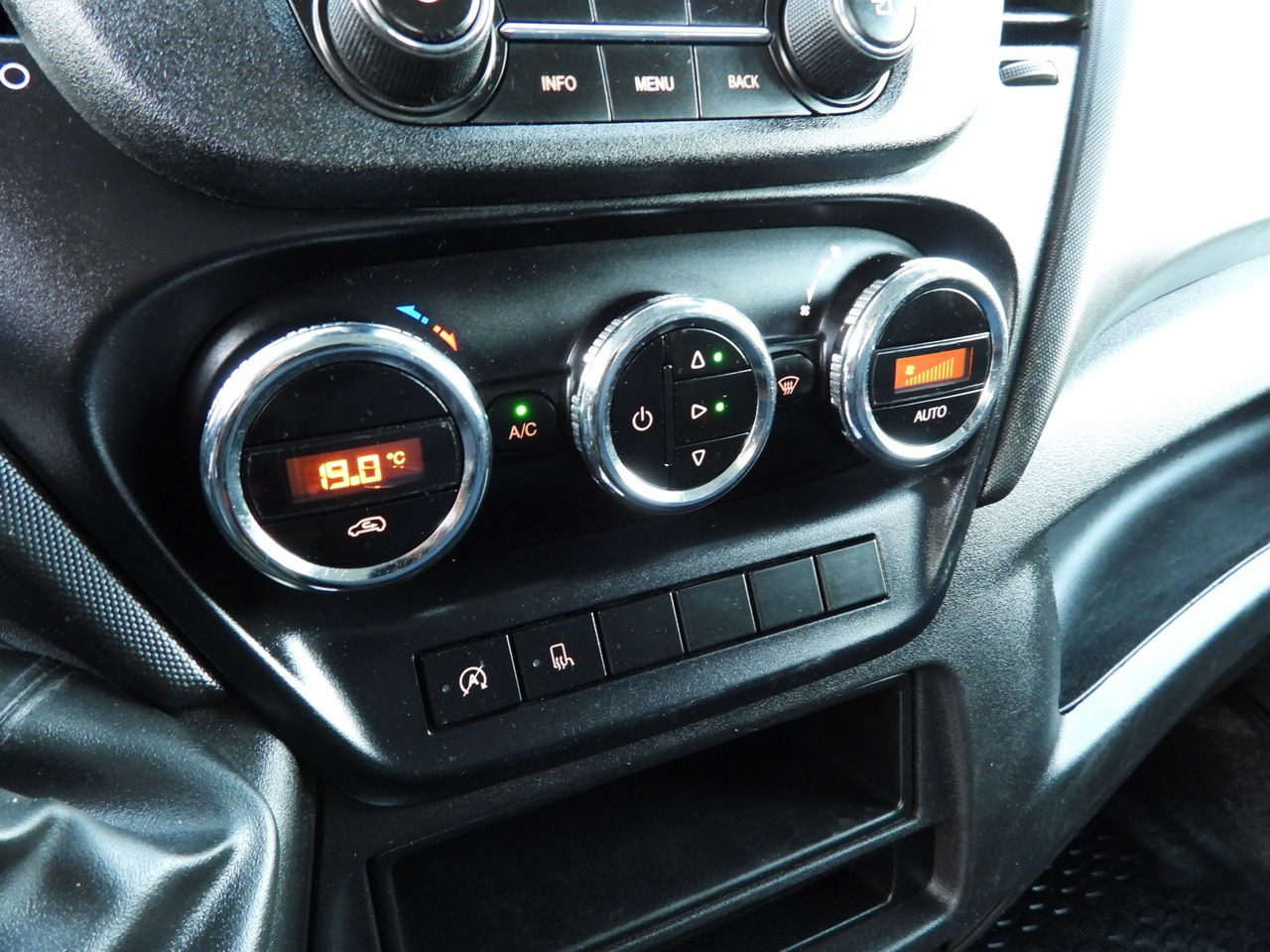 IVECO DAILY 35S14 STAKE BODY DOUBLE CABIN DOKA 7 SEATS CRUISE CONTROL AIR CONDITIONING 140HP lizing IVECO DAILY 35S14 STAKE BODY DOUBLE CABIN DOKA 7 SEATS CRUISE CONTROL AIR CONDITIONING 140HP: slika 26 IVECO DAILY 35S14 STAKE BODY DOUBLE CABIN DOKA 7 SEATS CRUISE CONTROL AIR CONDITIONING 140HP lizing IVECO DAILY 35S14 STAKE BODY DOUBLE CABIN DOKA 7 SEATS CRUISE CONTROL AIR CONDITIONING 140HP: slika 26