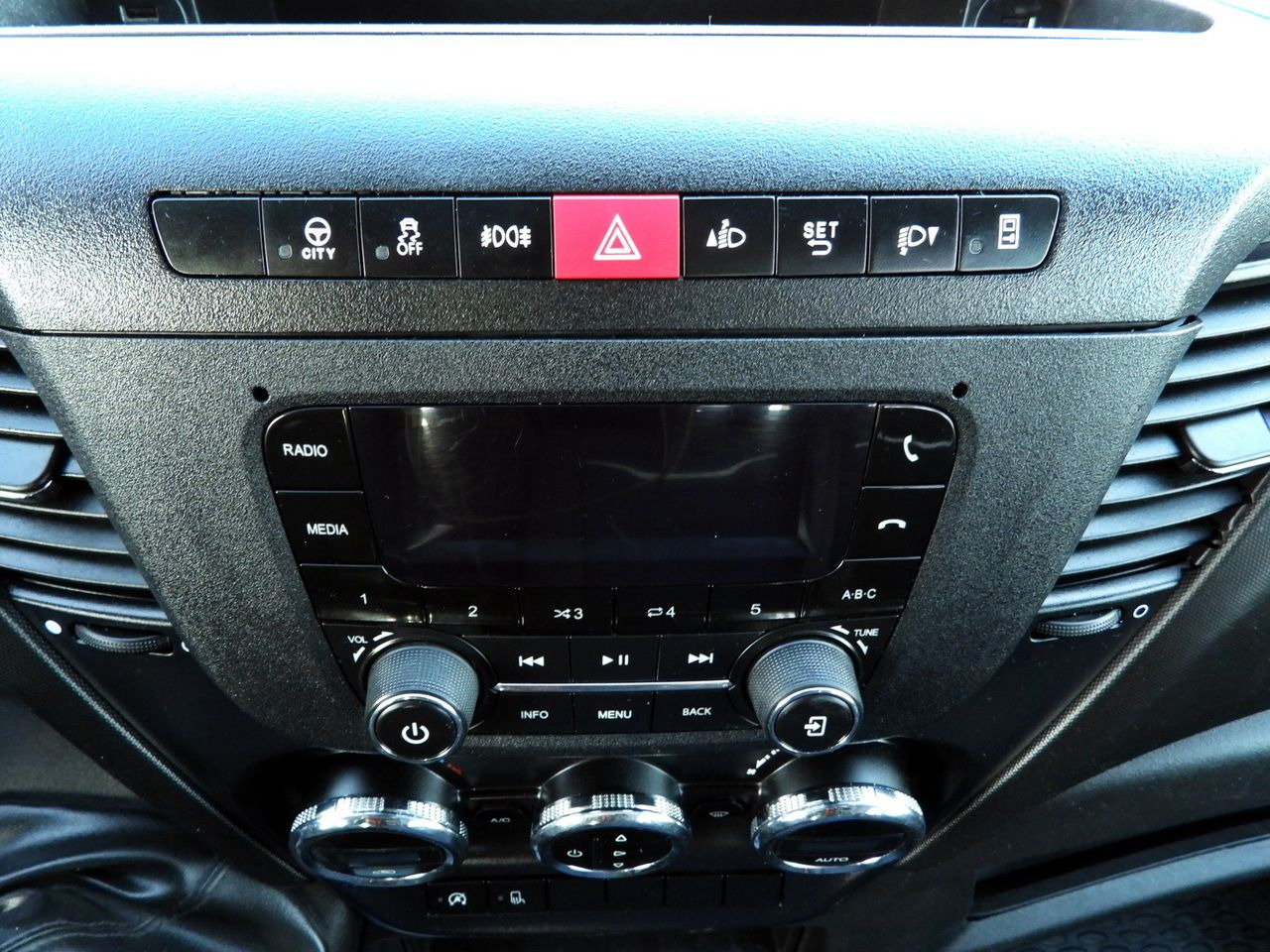 IVECO DAILY 35S14 STAKE BODY DOUBLE CABIN DOKA 7 SEATS CRUISE CONTROL AIR CONDITIONING 140HP lizing IVECO DAILY 35S14 STAKE BODY DOUBLE CABIN DOKA 7 SEATS CRUISE CONTROL AIR CONDITIONING 140HP: slika 25 IVECO DAILY 35S14 STAKE BODY DOUBLE CABIN DOKA 7 SEATS CRUISE CONTROL AIR CONDITIONING 140HP lizing IVECO DAILY 35S14 STAKE BODY DOUBLE CABIN DOKA 7 SEATS CRUISE CONTROL AIR CONDITIONING 140HP: slika 25