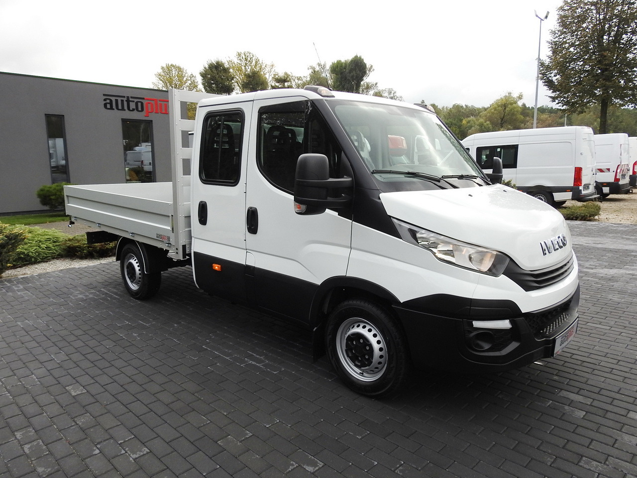 IVECO DAILY 35S15 STAKE BODY DOUBLE CABIN DOKA 7 SEATS AIR CONDITIONING 150HP - Dostavno vozilo z dvojno kabino: slika 4 IVECO DAILY 35S15 STAKE BODY DOUBLE CABIN DOKA 7 SEATS AIR CONDITIONING 150HP - Dostavno vozilo z dvojno kabino: slika 4