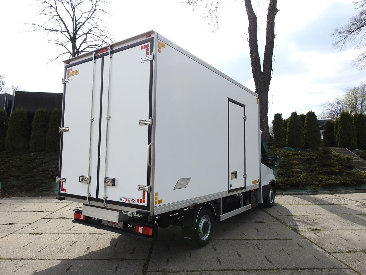 IVECO DAILY 35S16 NEW REGRIGERATOR BOX -10*C 8 PALLETS HEATING FUNCTION POWER SUPPLY 230V CRUISE CONTROL AIR CONDITIONING 160HP - Hladilno vozilo: slika 3 IVECO DAILY 35S16 NEW REGRIGERATOR BOX -10*C 8 PALLETS HEATING FUNCTION POWER SUPPLY 230V CRUISE CONTROL AIR CONDITIONING 160HP - Hladilno vozilo: slika 3