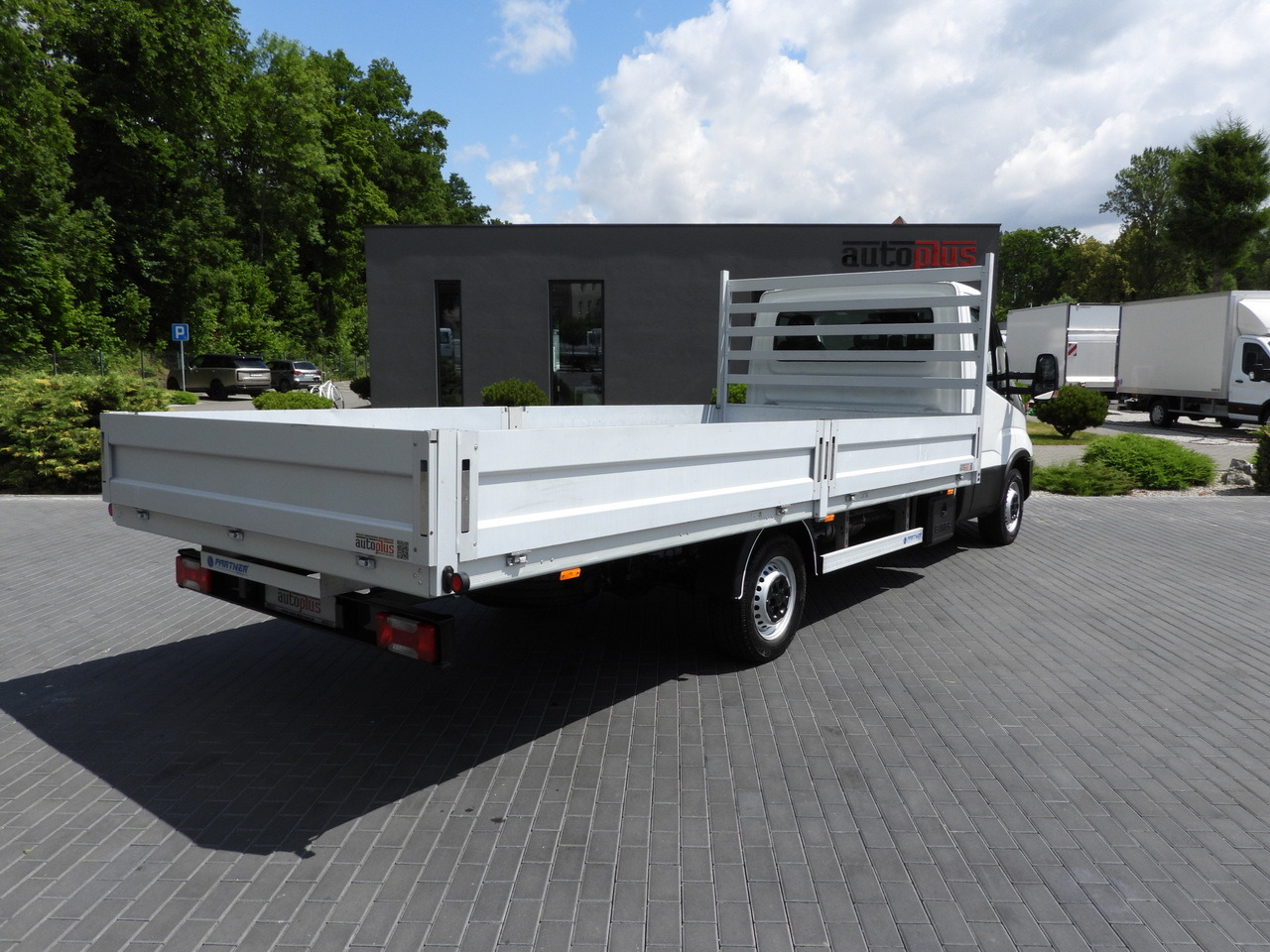 IVECO DAILY 35S16 STAKE BODY 10 PALLETS CRUISE CONTROL AIR CONDITIONING 160HP - Dostavno vozilo s kesonom: slika 3 IVECO DAILY 35S16 STAKE BODY 10 PALLETS CRUISE CONTROL AIR CONDITIONING 160HP - Dostavno vozilo s kesonom: slika 3