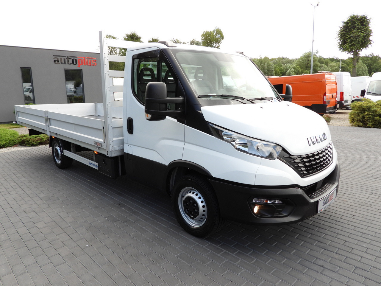 IVECO DAILY 35S16 STAKE BODY 10 PALLETS CRUISE CONTROL AIR CONDITIONING 160HP - Dostavno vozilo s kesonom: slika 4 IVECO DAILY 35S16 STAKE BODY 10 PALLETS CRUISE CONTROL AIR CONDITIONING 160HP - Dostavno vozilo s kesonom: slika 4