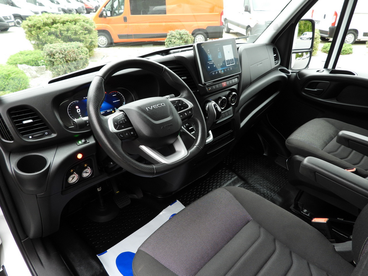 IVECO DAILY 35S18 BOX HI-MATIC LIFT 8 PALLETS CRUISE CONTROL NAVIGATION LED LIGHTS PNEUMATICS AUTOMATIC TRANSMISSION HI-MATIC AIR CONDITIONING 180HP - Dostavno vozilo z zabojnikom: slika 2 IVECO DAILY 35S18 BOX HI-MATIC LIFT 8 PALLETS CRUISE CONTROL NAVIGATION LED LIGHTS PNEUMATICS AUTOMATIC TRANSMISSION HI-MATIC AIR CONDITIONING 180HP - Dostavno vozilo z zabojnikom: slika 2