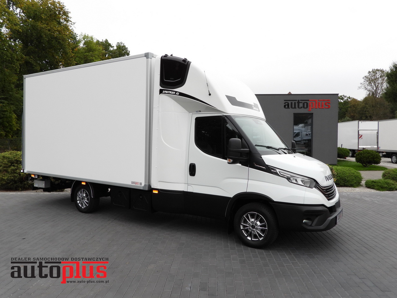IVECO DAILY 35S18 BOX HI-MATIC LIFT 8 PALLETS CRUISE CONTROL NAVIGATION LED LIGHTS PNEUMATICS AUTOMATIC TRANSMISSION HI-MATIC AIR CONDITIONING 180HP - Dostavno vozilo z zabojnikom: slika 1 IVECO DAILY 35S18 BOX HI-MATIC LIFT 8 PALLETS CRUISE CONTROL NAVIGATION LED LIGHTS PNEUMATICS AUTOMATIC TRANSMISSION HI-MATIC AIR CONDITIONING 180HP - Dostavno vozilo z zabojnikom: slika 1