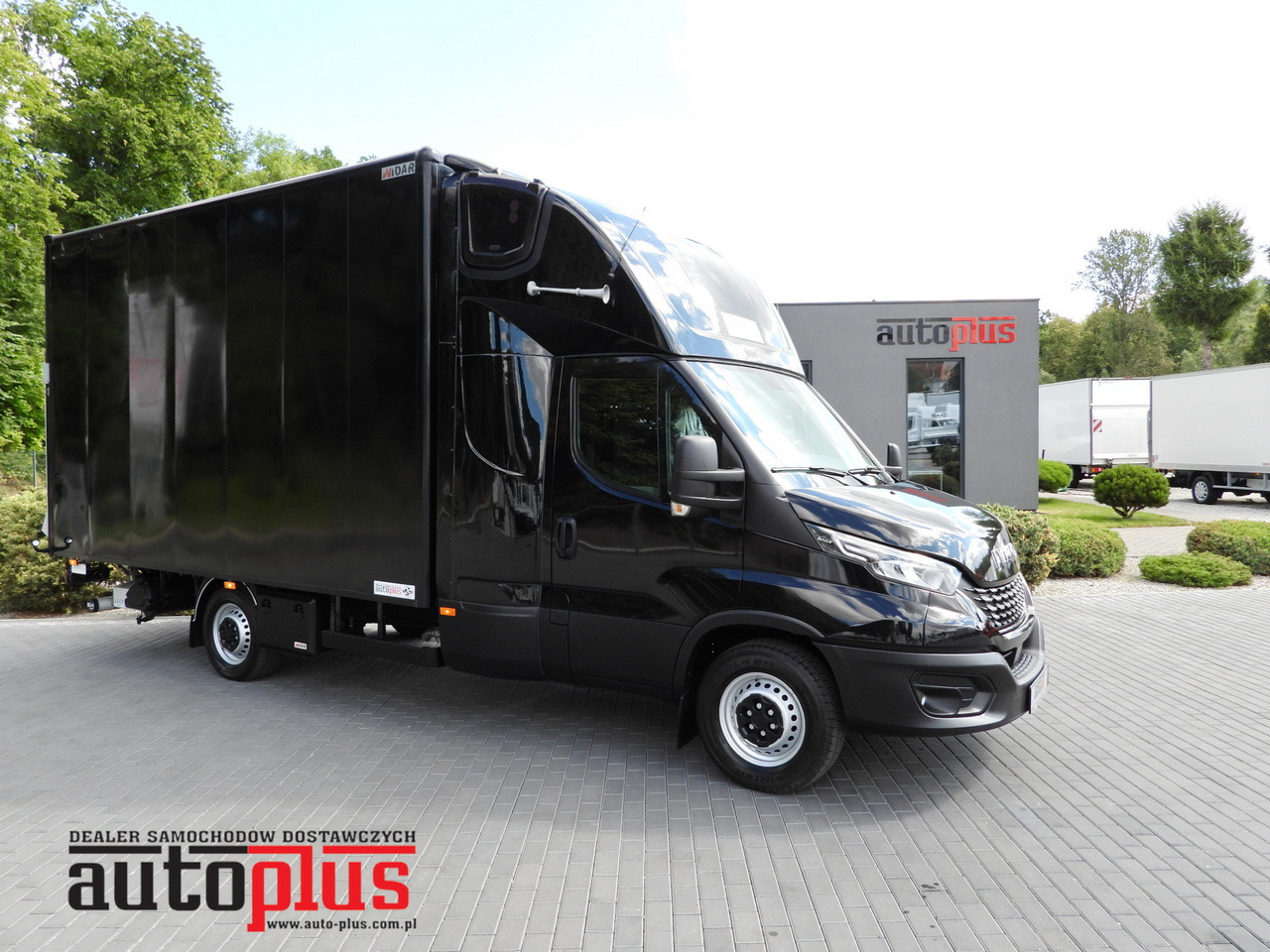 IVECO DAILY 35S18 BOX LIFT 8 PALLETS WEBASTO CRUISE CONTROL NAVIGATION LED LIGHTS PNEUMATICS AIR CONDITIONING 180HP - Dostavno vozilo z zabojnikom: slika 1 IVECO DAILY 35S18 BOX LIFT 8 PALLETS WEBASTO CRUISE CONTROL NAVIGATION LED LIGHTS PNEUMATICS AIR CONDITIONING 180HP - Dostavno vozilo z zabojnikom: slika 1