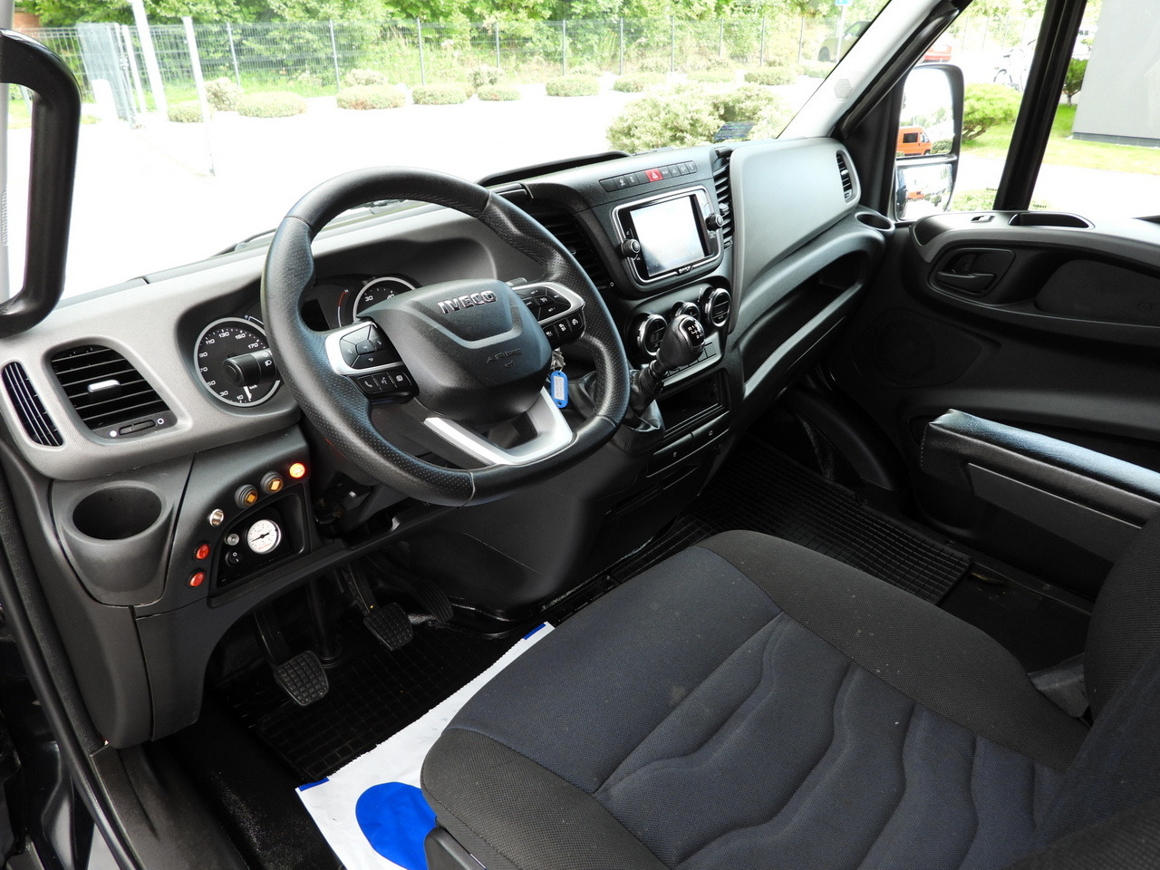 IVECO DAILY 35S18 BOX LIFT 8 PALLETS WEBASTO CRUISE CONTROL NAVIGATION LED LIGHTS PNEUMATICS AIR CONDITIONING 180HP - Dostavno vozilo z zabojnikom: slika 2 IVECO DAILY 35S18 BOX LIFT 8 PALLETS WEBASTO CRUISE CONTROL NAVIGATION LED LIGHTS PNEUMATICS AIR CONDITIONING 180HP - Dostavno vozilo z zabojnikom: slika 2