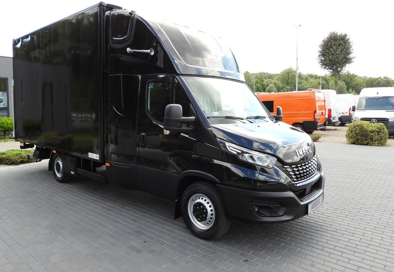 IVECO DAILY 35S18 BOX LIFT 8 PALLETS WEBASTO CRUISE CONTROL NAVIGATION LED LIGHTS PNEUMATICS AIR CONDITIONING 180HP - Dostavno vozilo z zabojnikom: slika 4 IVECO DAILY 35S18 BOX LIFT 8 PALLETS WEBASTO CRUISE CONTROL NAVIGATION LED LIGHTS PNEUMATICS AIR CONDITIONING 180HP - Dostavno vozilo z zabojnikom: slika 4
