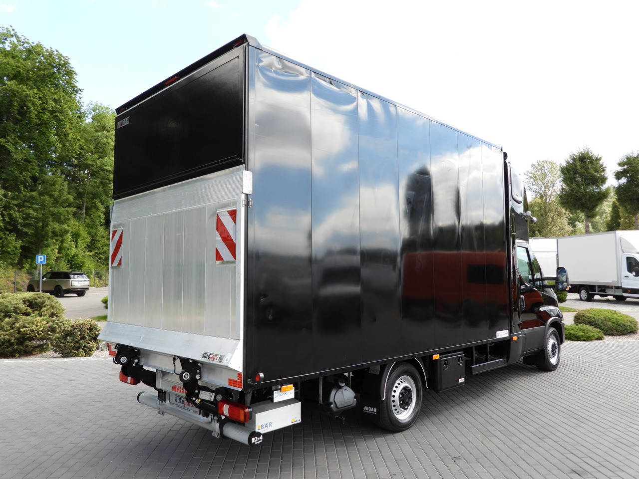 IVECO DAILY 35S18 BOX LIFT 8 PALLETS WEBASTO CRUISE CONTROL NAVIGATION LED LIGHTS PNEUMATICS AIR CONDITIONING 180HP - Dostavno vozilo z zabojnikom: slika 3 IVECO DAILY 35S18 BOX LIFT 8 PALLETS WEBASTO CRUISE CONTROL NAVIGATION LED LIGHTS PNEUMATICS AIR CONDITIONING 180HP - Dostavno vozilo z zabojnikom: slika 3