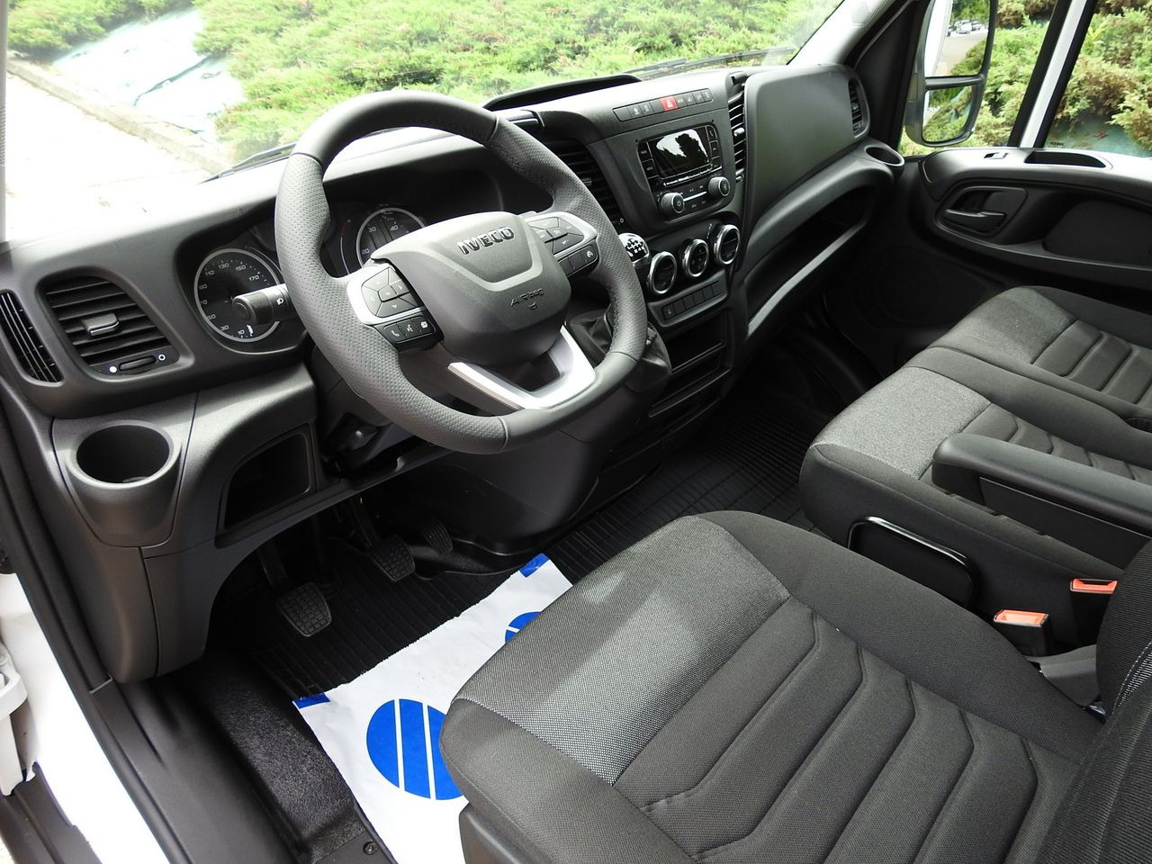 IVECO DAILY 35S18 NEW TARPAULIN WEBASTO CRUISE CONTROL AIR CONDITIONING 180HP - Dostavno vozilo s ponjavo: slika 2 IVECO DAILY 35S18 NEW TARPAULIN WEBASTO CRUISE CONTROL AIR CONDITIONING 180HP - Dostavno vozilo s ponjavo: slika 2