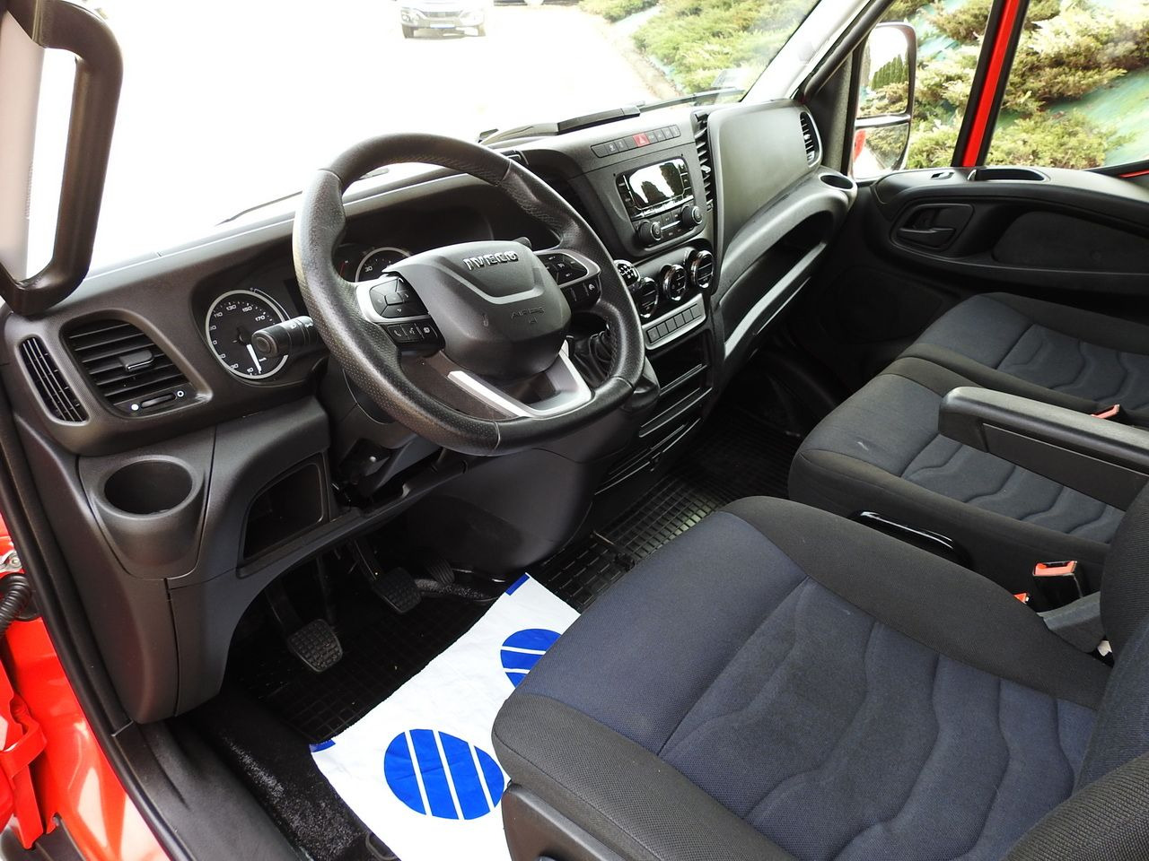 IVECO DAILY 35S18 TARPAULIN 10 PALLETS WEBASTO CRUISE CONTROL LED LIGHTS AIR CONDITIONING 180HP - Dostavno vozilo s ponjavo: slika 2 IVECO DAILY 35S18 TARPAULIN 10 PALLETS WEBASTO CRUISE CONTROL LED LIGHTS AIR CONDITIONING 180HP - Dostavno vozilo s ponjavo: slika 2