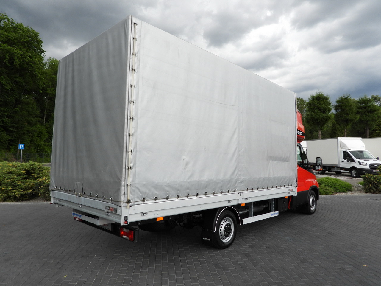 IVECO DAILY 35S18 TARPAULIN 10 PALLETS WEBASTO CRUISE CONTROL LED LIGHTS AIR CONDITIONING 180HP - Dostavno vozilo s ponjavo: slika 3 IVECO DAILY 35S18 TARPAULIN 10 PALLETS WEBASTO CRUISE CONTROL LED LIGHTS AIR CONDITIONING 180HP - Dostavno vozilo s ponjavo: slika 3